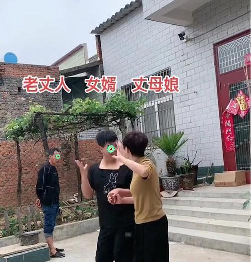 女婿与丈母娘为了拍短视频手拉手跳舞在一旁的老丈人瞪着女婿