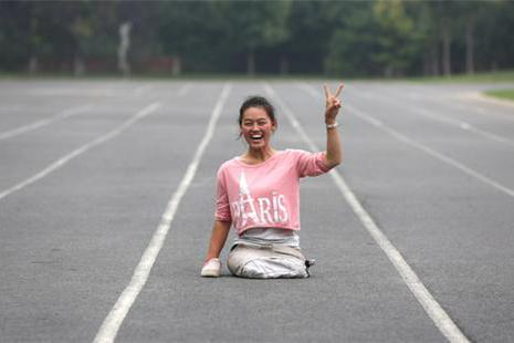 河南无腿女孩王娟6岁失去双腿靠单手走进大学现在怎么样